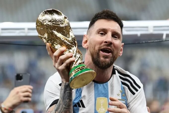 Messi bên chiếc cúp vô địch World Cup